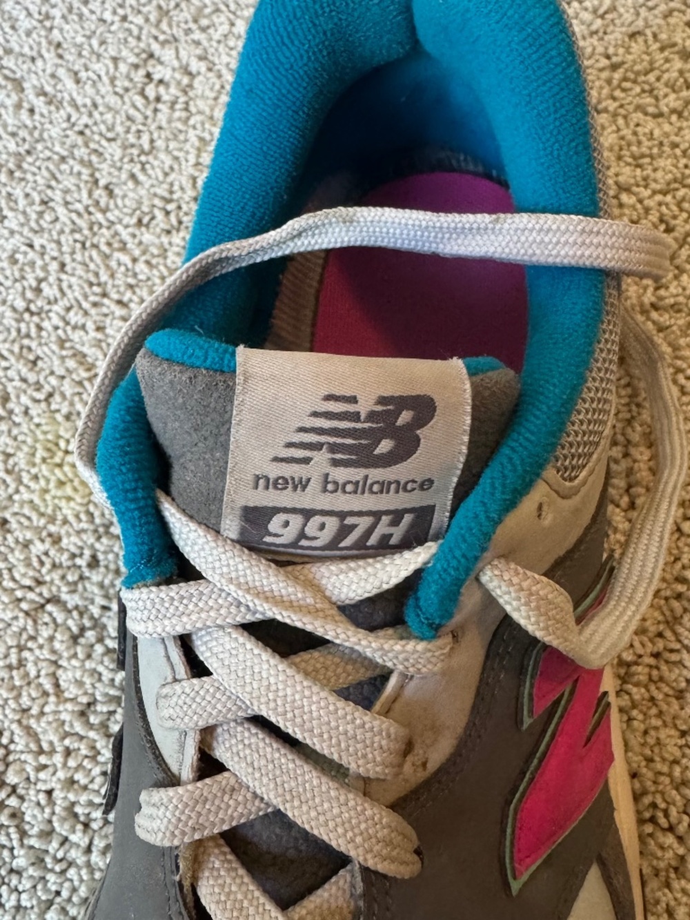 New Balance 997 H Size 9 sneaker